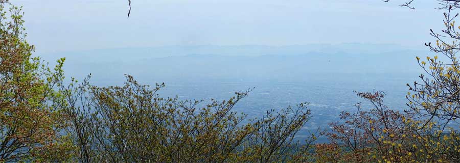 銚子の伽藍・大山から奥多摩、奥秩父の霞んだ稜線の上に富士山（Onmousで山名を表示）