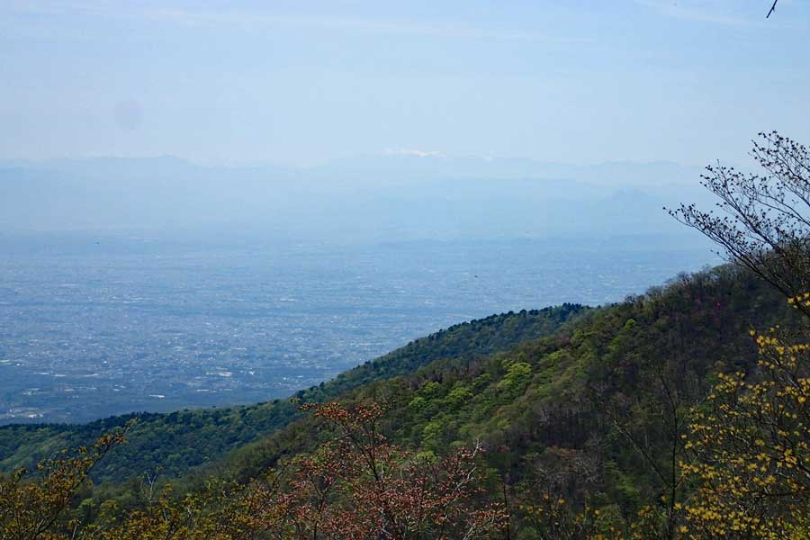 銚子の伽藍・霞む雪の頂は木曽駒ヶ岳