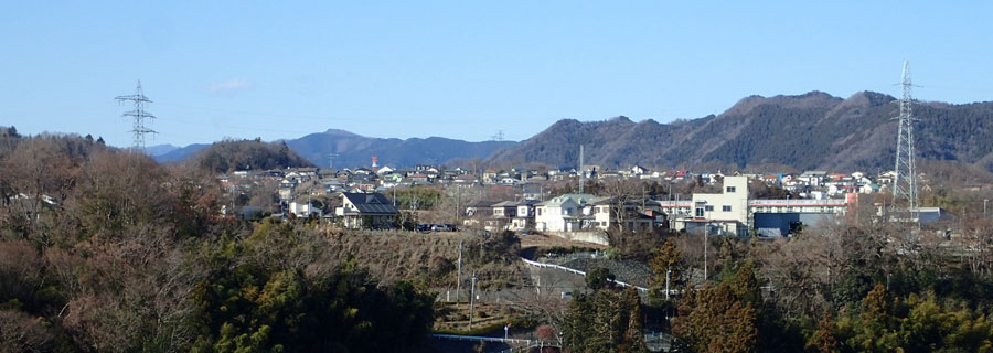 関東ふれあいの道神奈川13山里から津久井湖へのみち・津久井の町並みの先は南高尾の稜線と遠く陣馬山