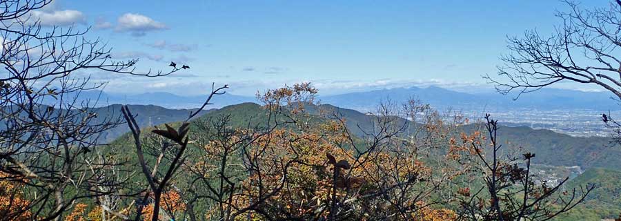 釜伏山と荻根山・展望台から振り返ると陣見山の先に赤城山