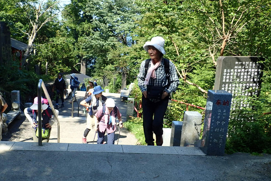 御岳山・御岳神社の参道を登り