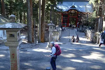 三峯神社の随身門