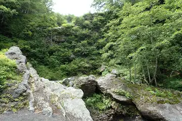 幕岩の溶岩崖