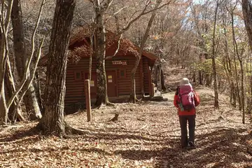 三頭山避難小屋