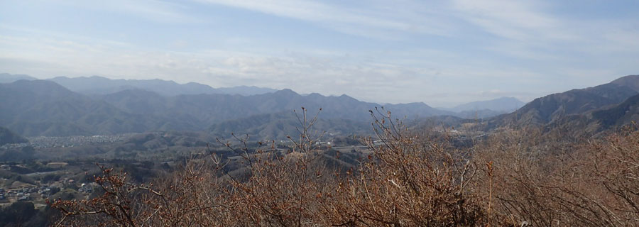 要害山からコヤシロ山・中央道の先に霞む山々