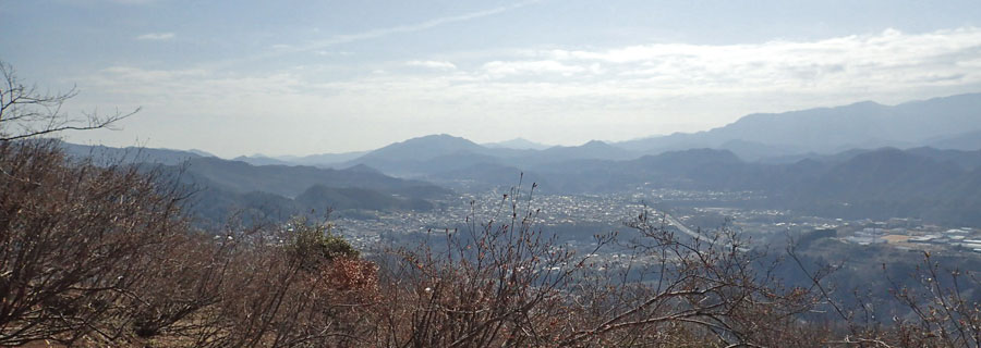 要害山からコヤシロ山・霞む石老山や石砂山などの山々
