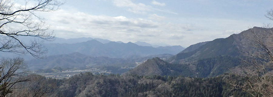 要害山からコヤシロ山・談合坂ＳＡの上に中央道沿線の山々
