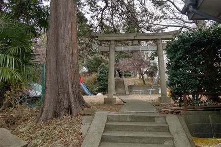 横浜市戸塚区・名瀬大神宮の鳥居の先に石段