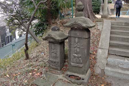 横浜市戸塚区・名瀬大神宮の石段に庚申塚
