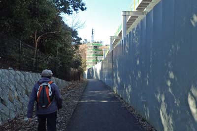 氷取沢から天園・工事中のフェンスの脇に続く道
