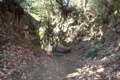 氷取沢から天園・切通の名残か狭い道に大きな石
