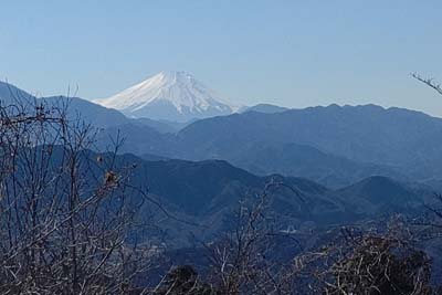 高尾山・丹沢の山並みの上に富士山