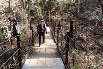 高尾山・深山橋を渡って