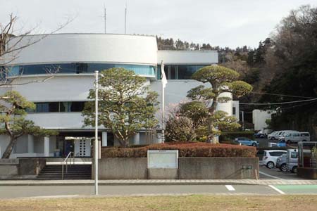 仙元山と大峰山・葉山町役場