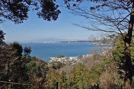 仙元山と大峰山・葉山の海岸線の先に丹沢の山々