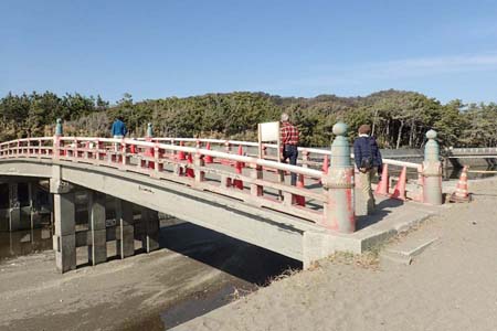 仙元山と大峰山・老朽化が進んでいる臨御橋