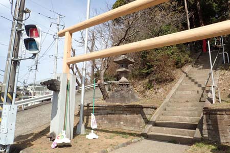 横浜市戸塚区・五霊神社の石段が始まります
