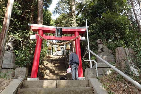 横浜市戸塚区・五霊神社の赤い鳥居先に石段
