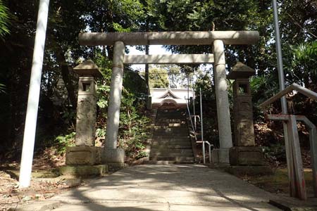 横浜市戸塚区・五霊神社のさらに石段が続きます