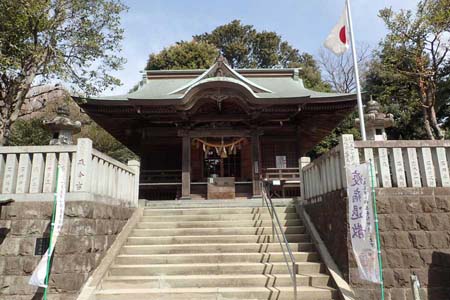 横浜市戸塚区・五霊神社の石段上に拝殿
