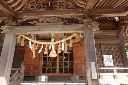横浜市戸塚区・五霊神社の彫刻が施された拝殿