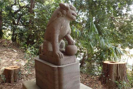 横浜市戸塚区・五霊神社の参道に狛犬
