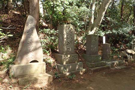 境内に祀られた石碑
