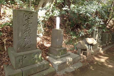 境内に祀られた石碑
