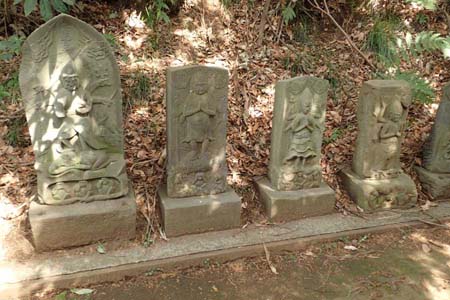 三猿が彫られた庚申塚