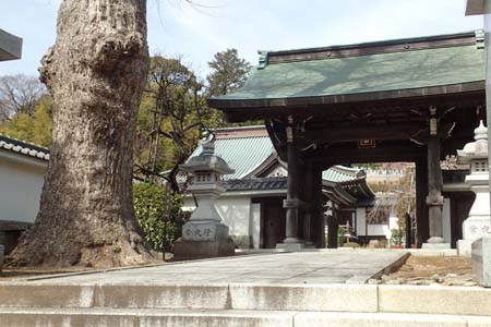 横浜市戸塚区・宝寿院の山門