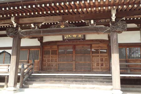 横浜市戸塚区・宝寿院の本堂