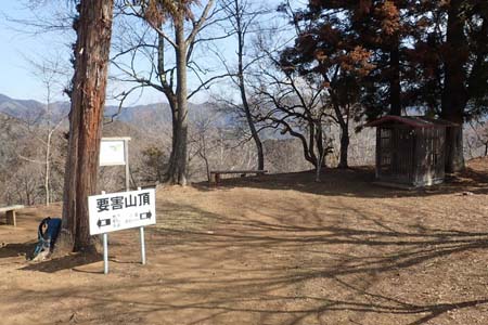 要害山からコヤシロ山・要害山の山頂は本郭