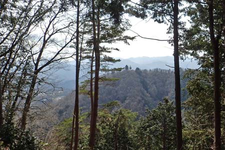 要害山からコヤシロ山・尾続山から振り返る要害山