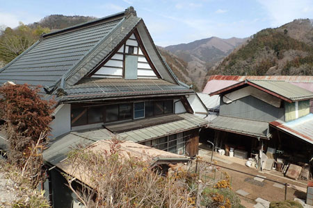 要害山からコヤシロ山・民家の先は聖武連山