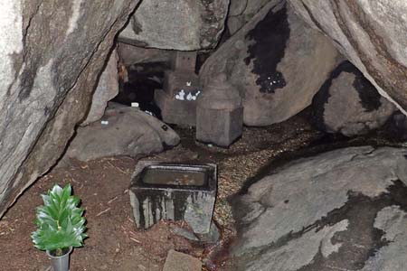 弁天御髪尾根から鐘ヶ嶽・岩穴の中に石祠があります