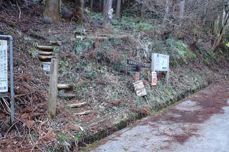 弁天御髪尾根から鐘ヶ嶽・見城山へと登って行く道標