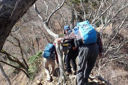 弁天御髪尾根から鐘ヶ嶽・岩っぽい痩せ尾根を下り