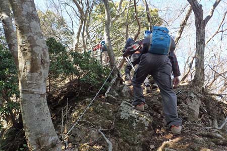 弁天御髪尾根から鐘ヶ嶽・再び固定ロープの急坂を登り