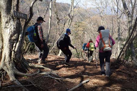 弁天御髪尾根から鐘ヶ嶽・鐘ヶ嶽へ下って行きます