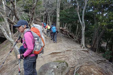 弁天御髪尾根から鐘ヶ嶽・緩やかに尾根道を登り返し