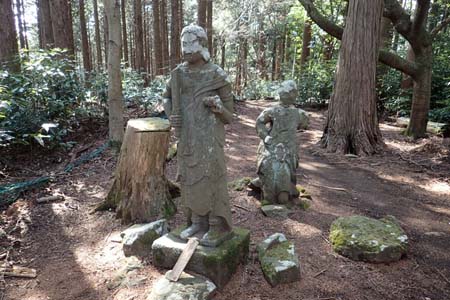 厚木市・浅間神社の山頂に神像