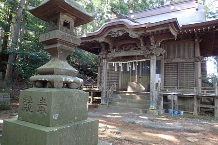 厚木市・浅間神社の石灯篭の先に拝殿
