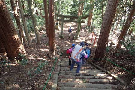 弁天御髪尾根から鐘ヶ嶽・急な石段を下って