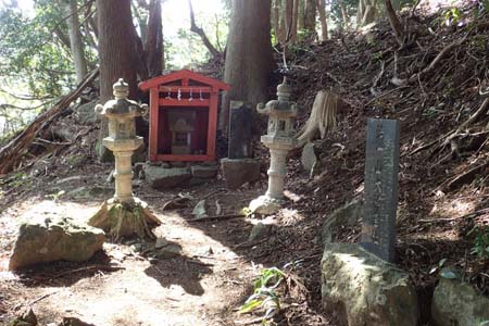 厚木市・浅間神社の参道に法一山大神宮社の小さな祠