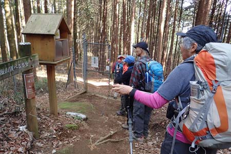 弁天御髪尾根から鐘ヶ嶽・山ヒル除けが置かれていた鹿除けゲート