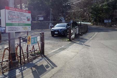 弁天御髪尾根から鐘ヶ嶽・広沢寺の駐車場はまだたくさんの車
