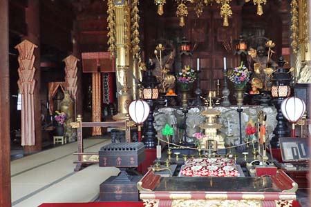 称名寺から鎌倉アルプス・金堂の内部