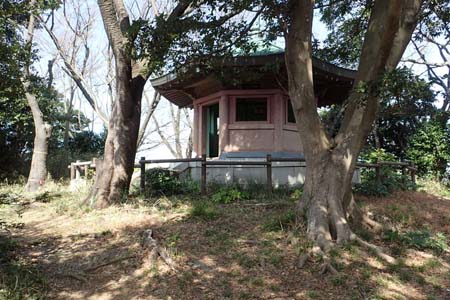 称名寺から鎌倉アルプス・八角堂が建つ金沢山の山頂