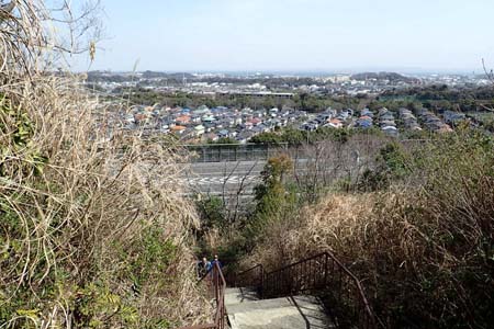 称名寺から鎌倉アルプス・急な石段を登ると