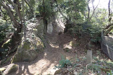 称名寺から鎌倉アルプス・鎌倉霊園からの道を合わせ
